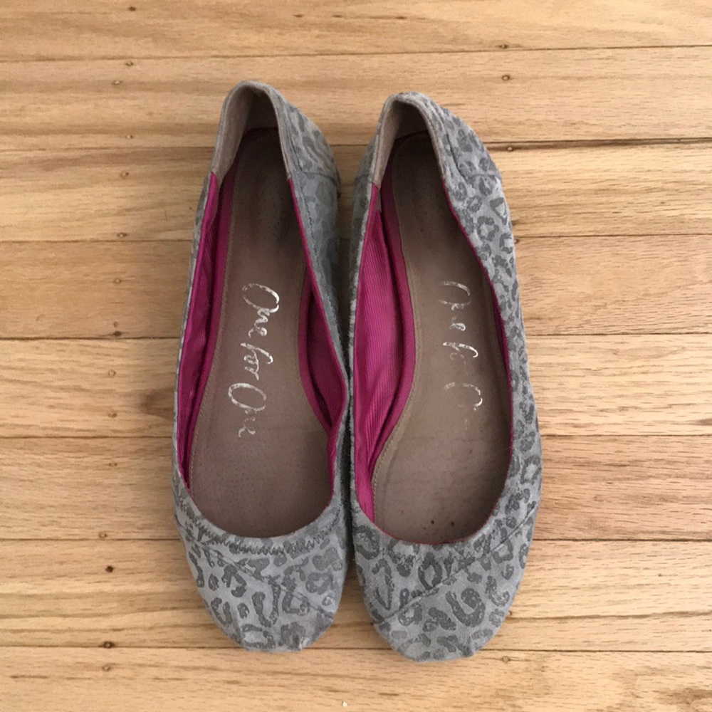 Grey leopard print TOMS flats